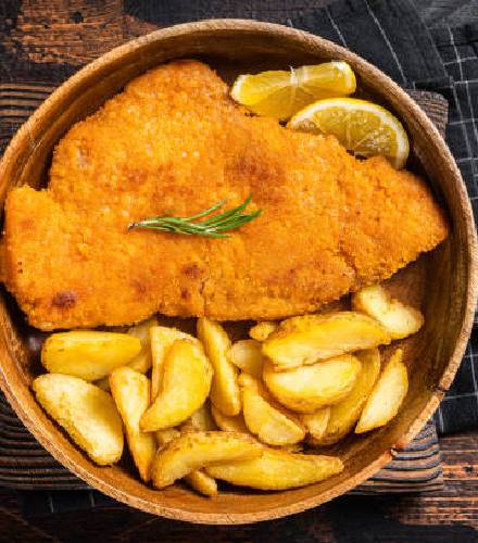 CHICKEN SCHNITZEL MIT POMMES
