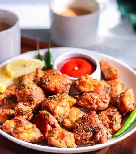 POMMES FRITES MIT CHICKEN PAKORA
